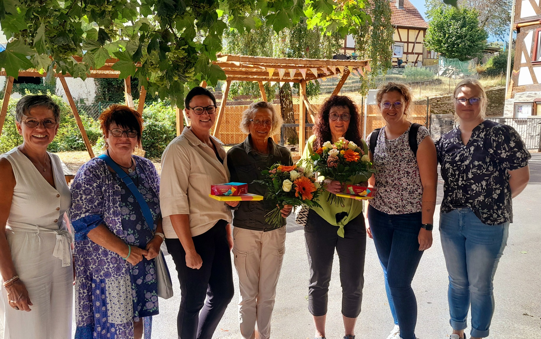 Jubiläum Kita Altenburg Sieben Frauen, zwei mit Blumen