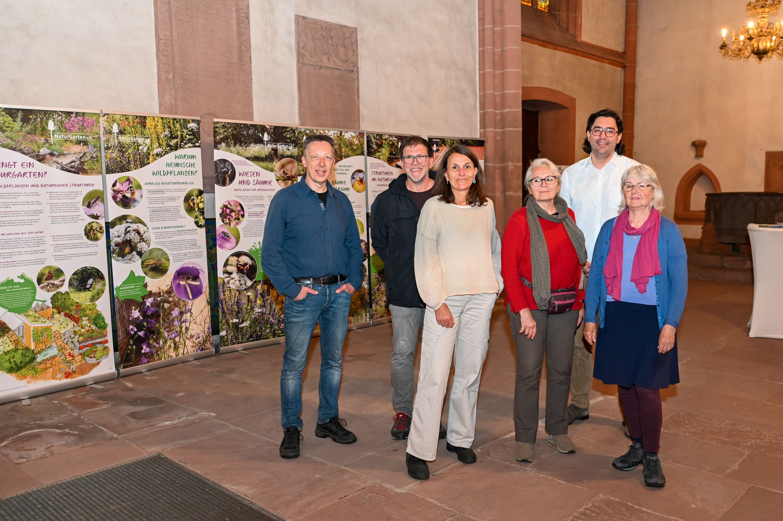 Eine Gruppe von Menschen vor einer Ausstellung in einer Kirche