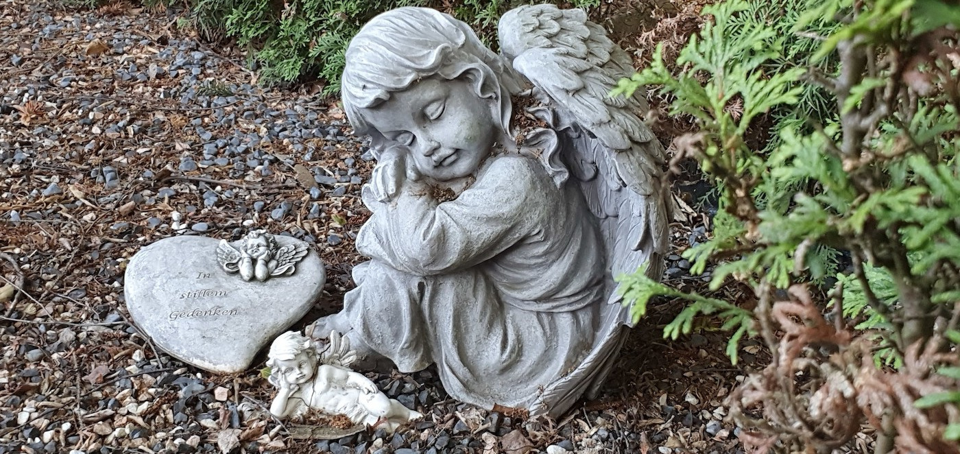 Engel und Herz aus Stein