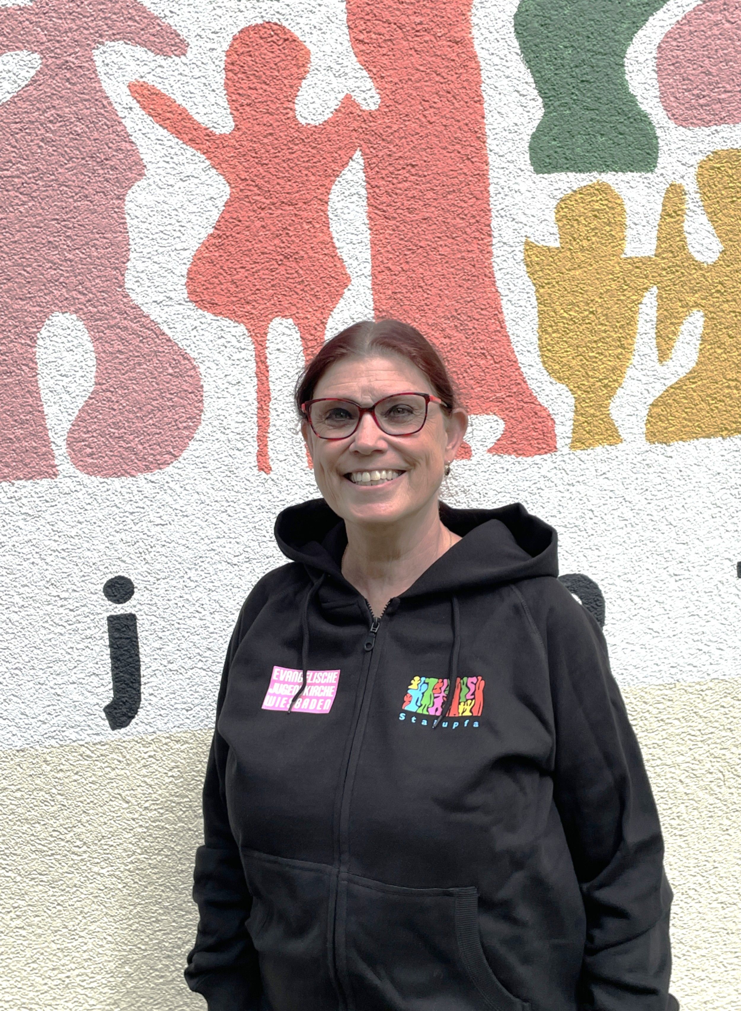 Frau vor Wand