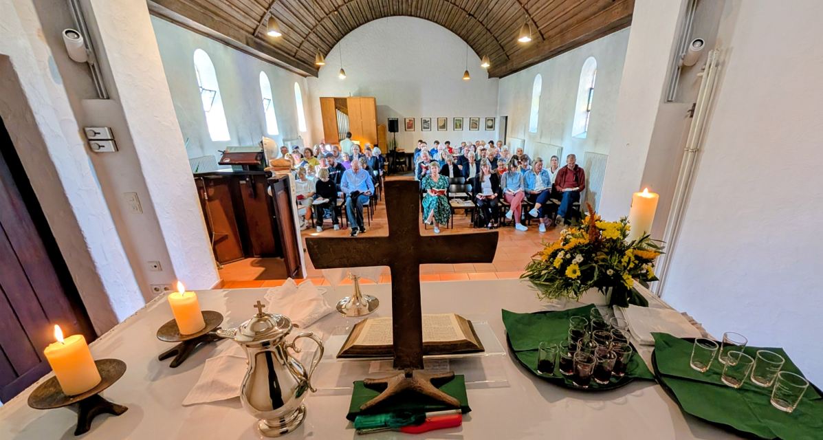 Das Bild zeigt Besucher im Gottesdienst in Mosbach.
