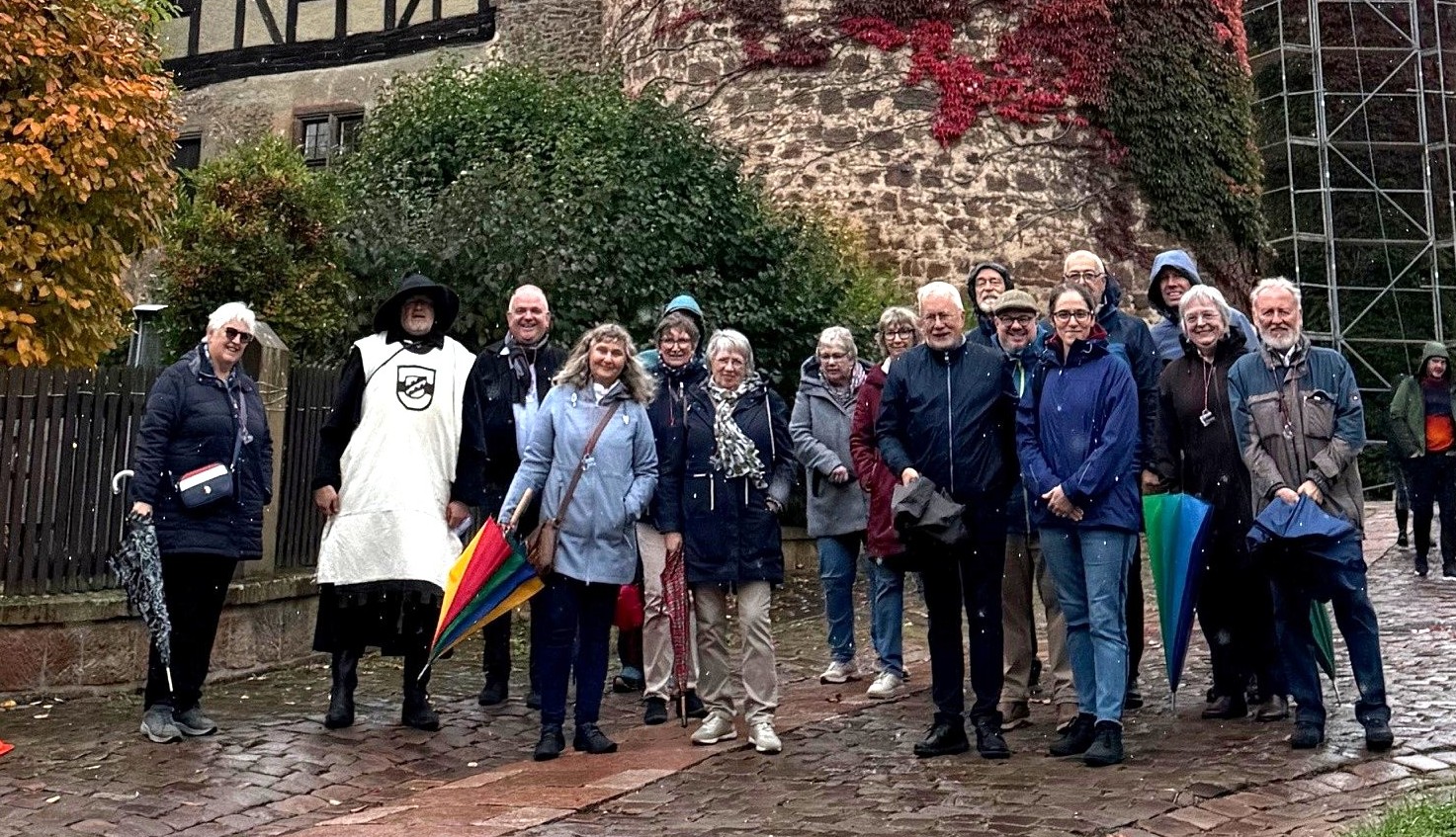 Menschen vor einem alten Gebäude