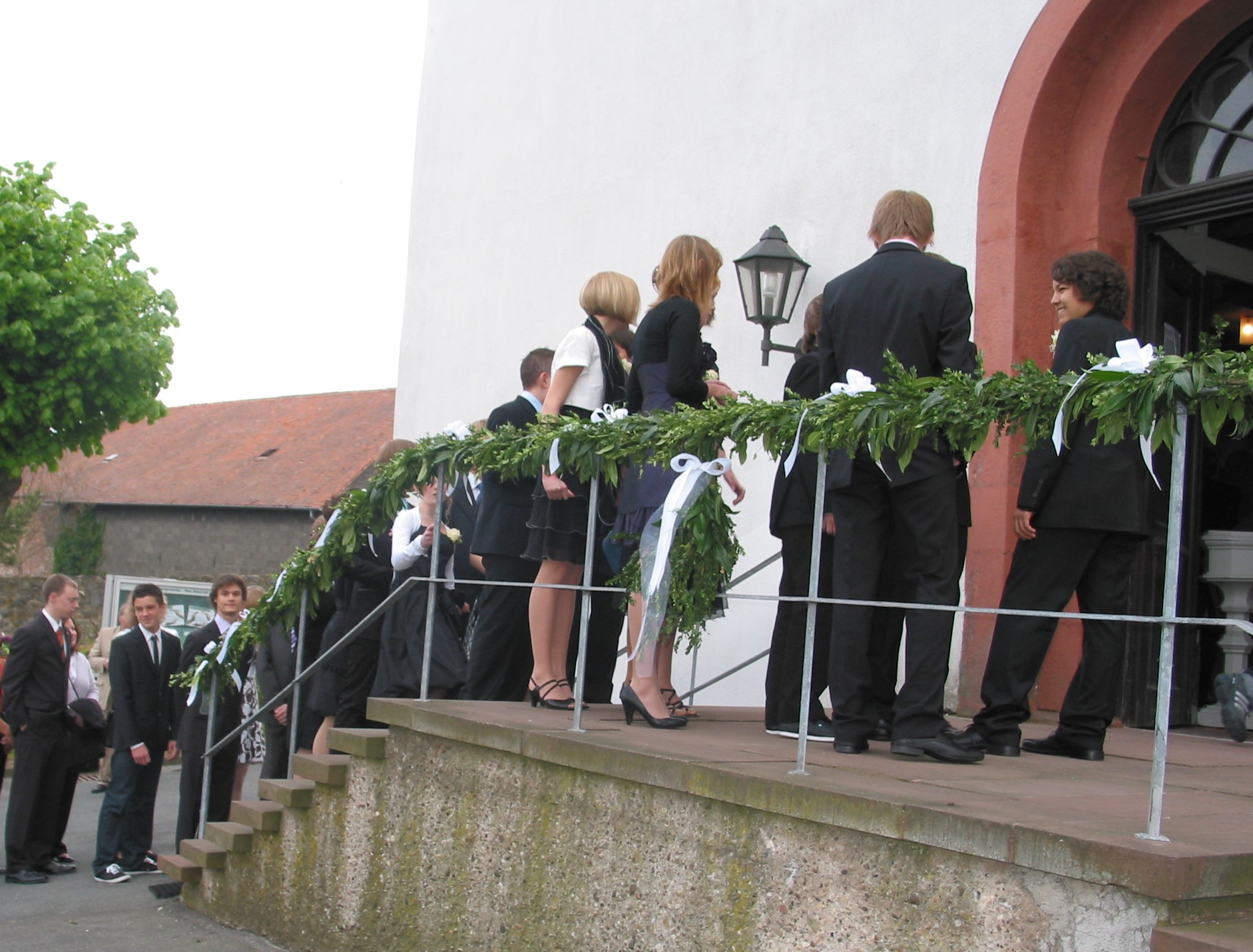 Konfirmandinnen und Konfirmanden, die sich nach der Konfirmation zur Gratulation aufgestellt haben
