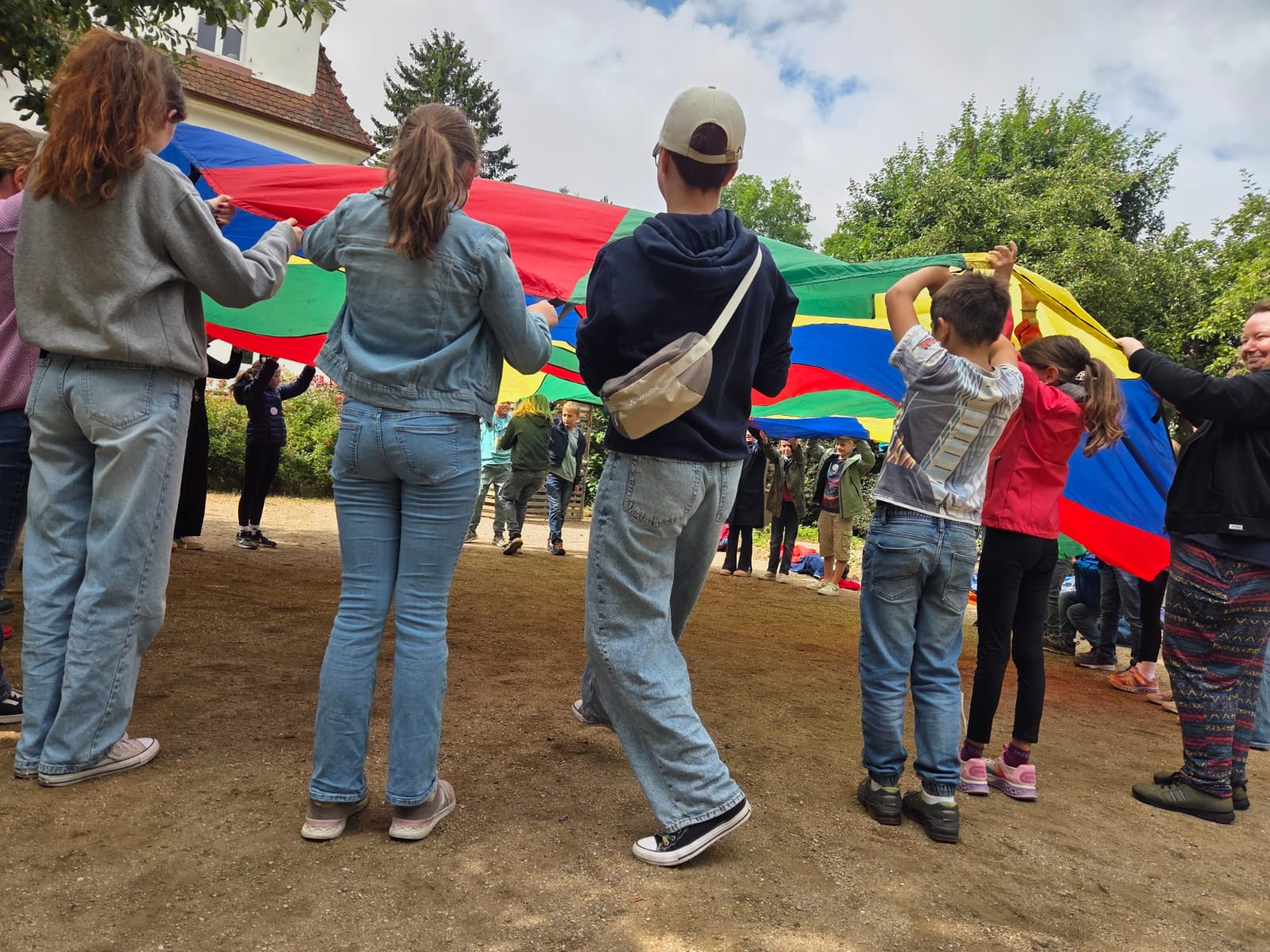Gruppe von Kindern und Erwachsenen
