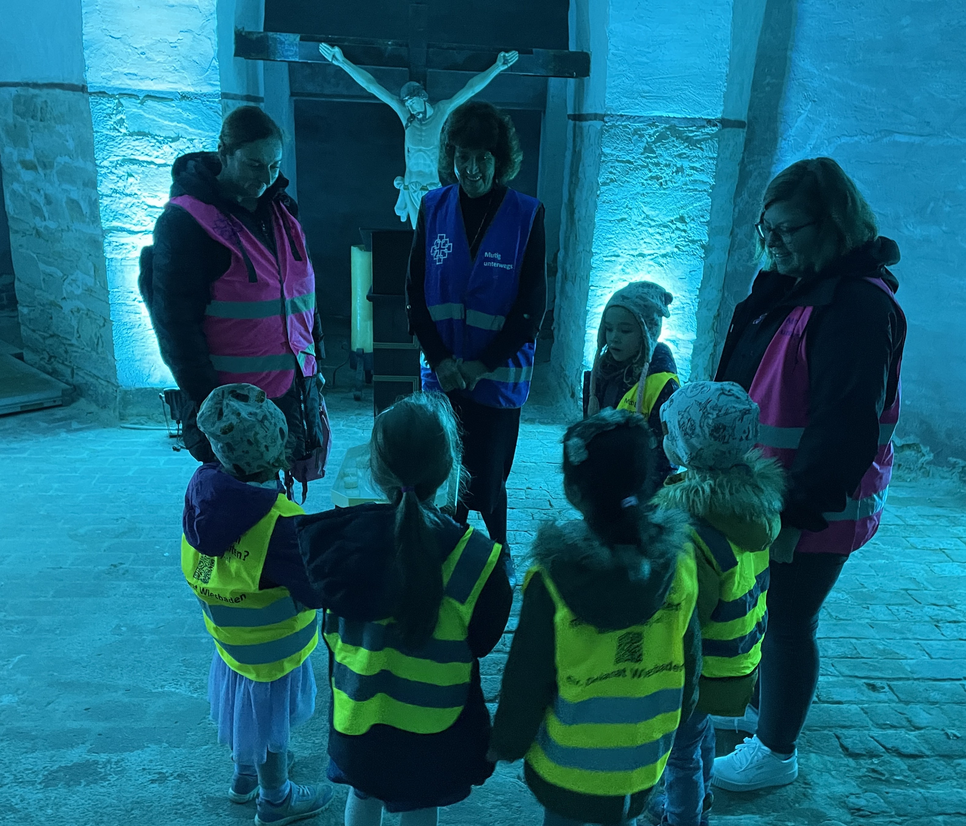 Dass man gegen die Angst ein Licht anmachen kann, wenn es dunkel ist, erlebten die Kinder bei der Kirchenführung in der Krypta, wo jedes Kind eine Kerze anzünden durfte