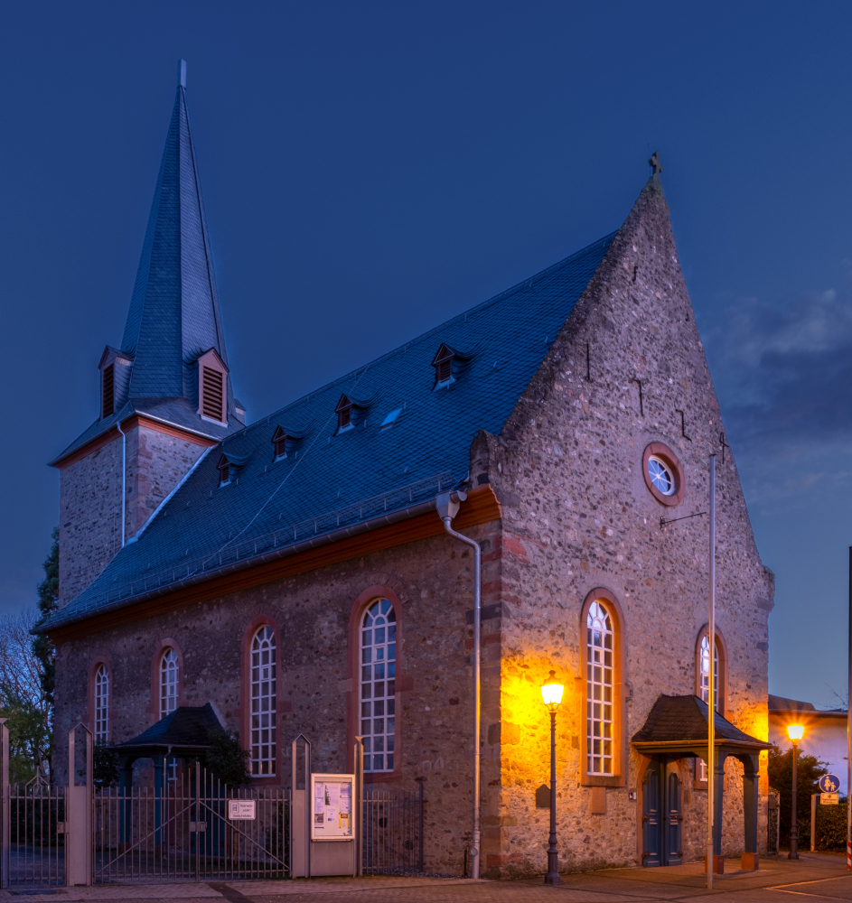 Evangelische Kirche im Abendlicht