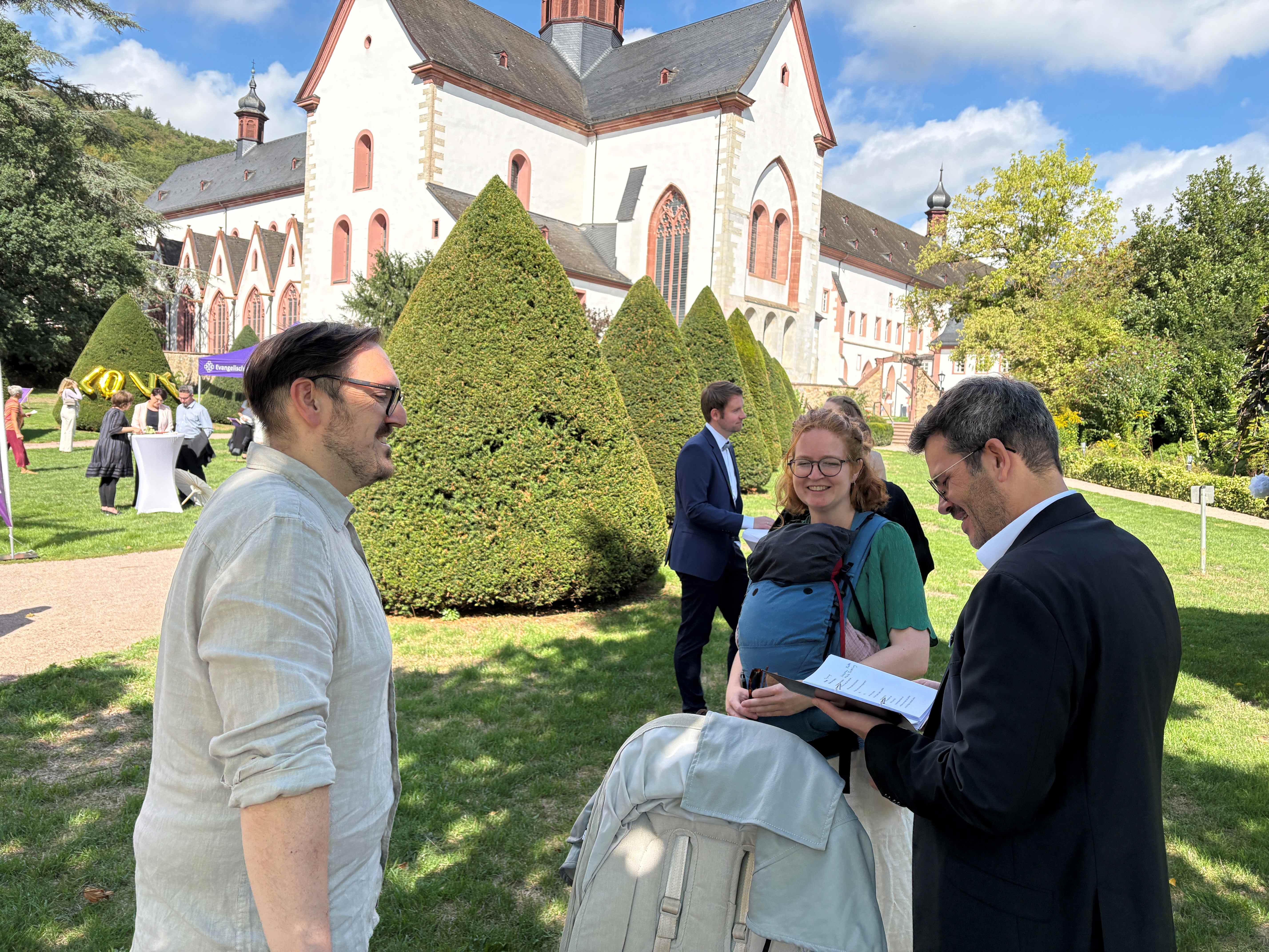 Sebastian und Maike beim Vorgespräch mit Pfarrer André Witte-Karp im Garten der Organgerie