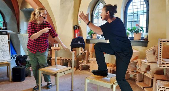 Das Bild zeigt 2 Frauen bei Ihrem Auftritt in der Alten Kapelle.