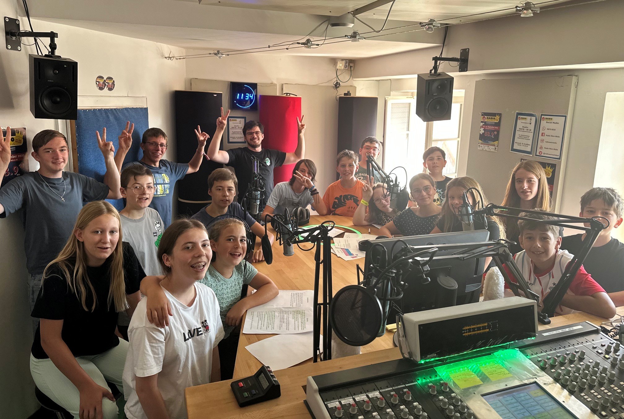 Das Bild zeigt viele junge Menschen im Studio von Radio Wein-Welle. Sie haben alle beim Radio Camp mitgemacht.