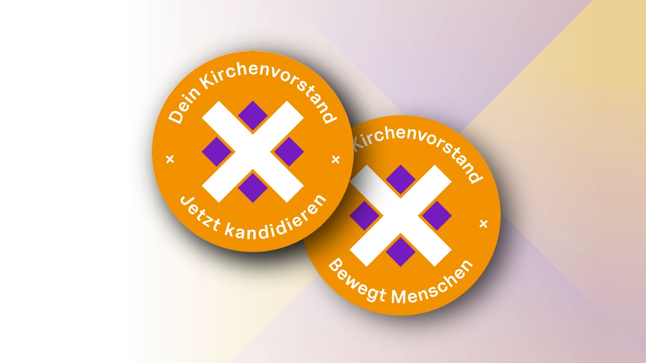 Zwei goldene, runde Buttons mit weißem Kreuzsymbol und violetten Rauten, beschriftet mit „Dein Kirchenvorstand – Jetzt kandidieren“ und „Kirchenvorstand – Deine Wahl“, vor einem pastellfarbenen geometrischen Hintergrund.