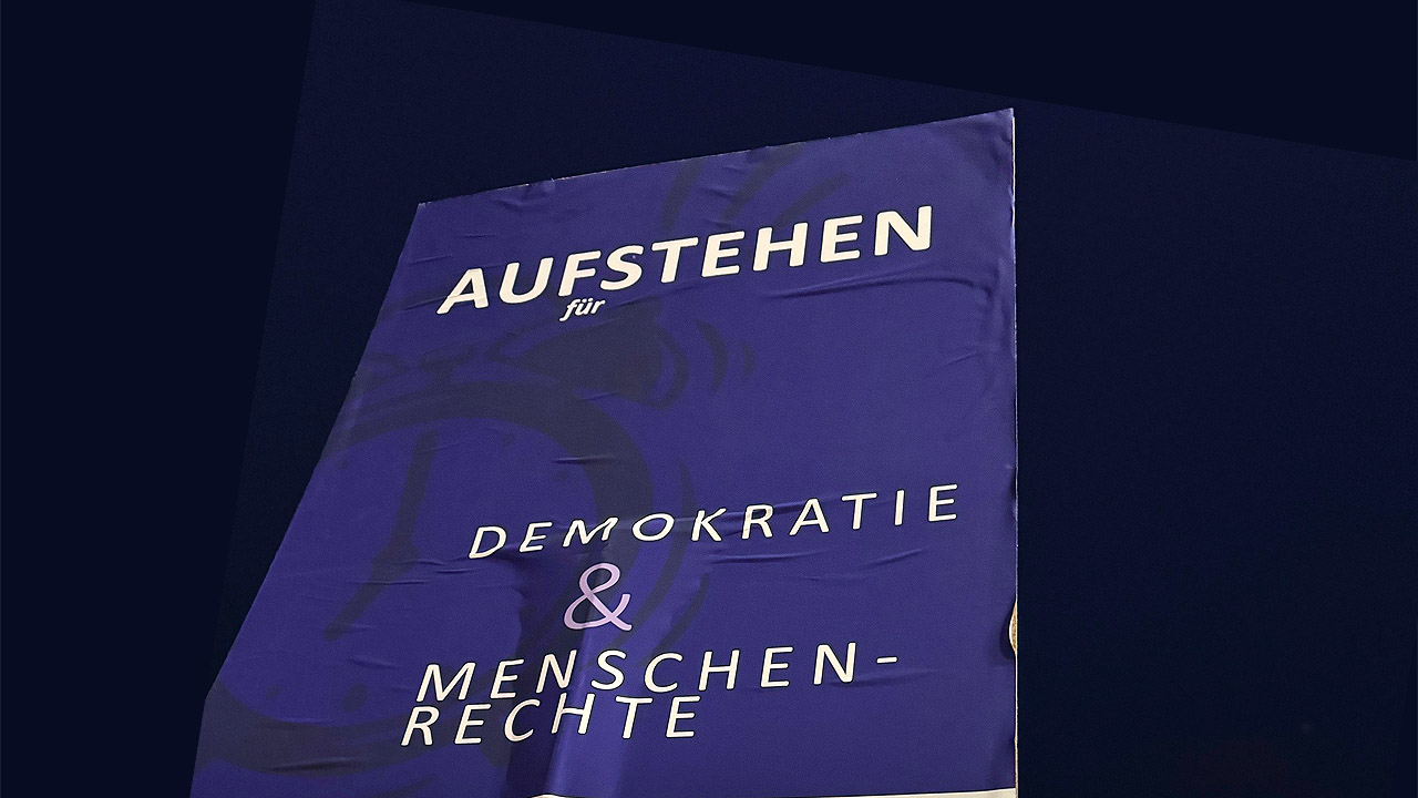 Plakat: Aufstehen für Demokratie und Menschenrechte