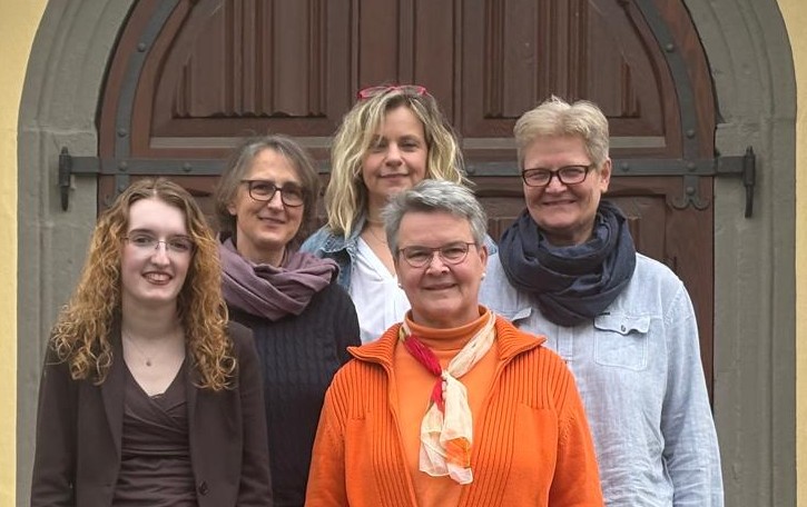 Gesichter der fünf Damen des Verwaltungsteams