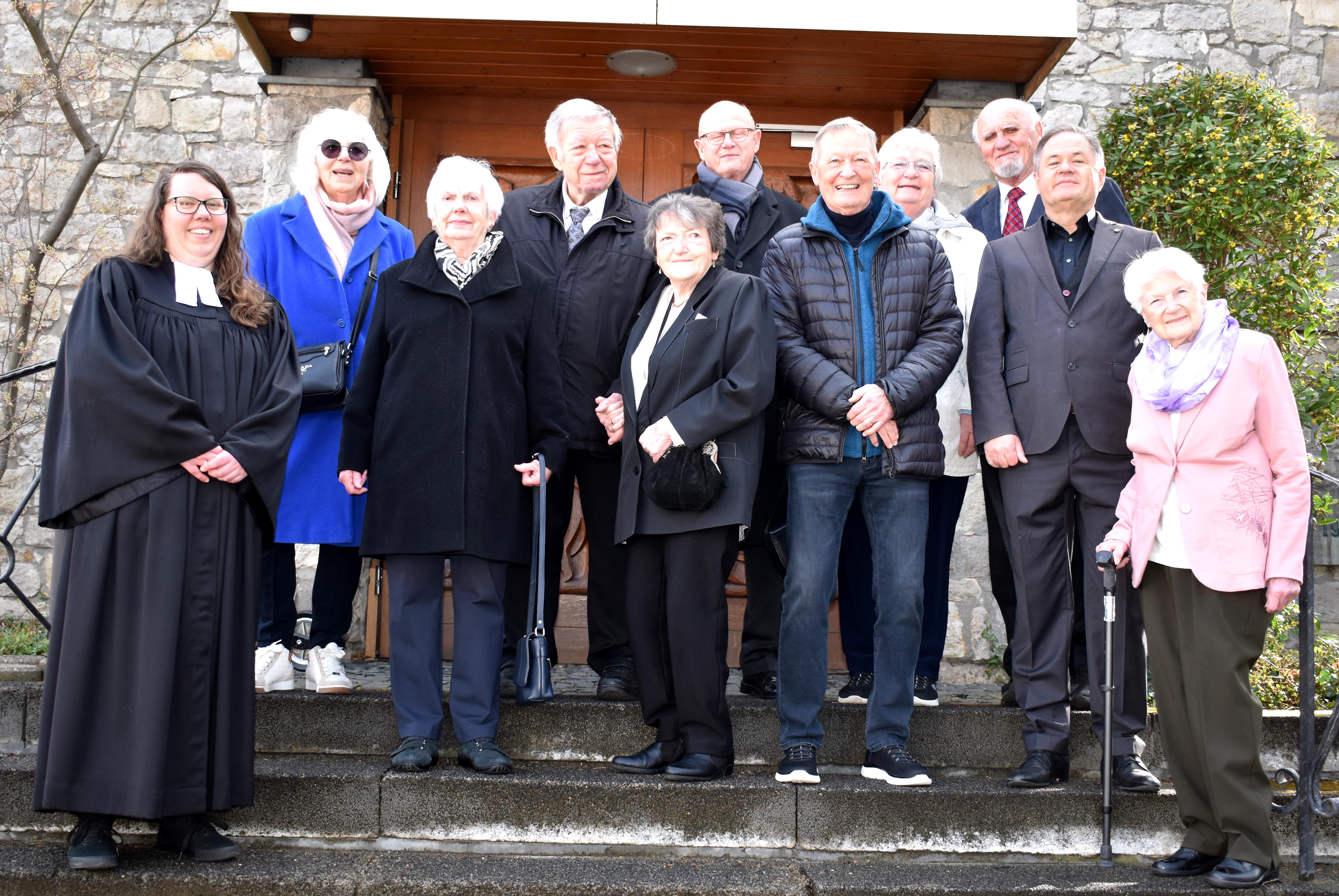 Pfarrerin Eva Lawrenz segnete am Palmsonntag zehn Christen erneut, die erstmals vor 50 bis 80 Jahren eingesegnet wurden