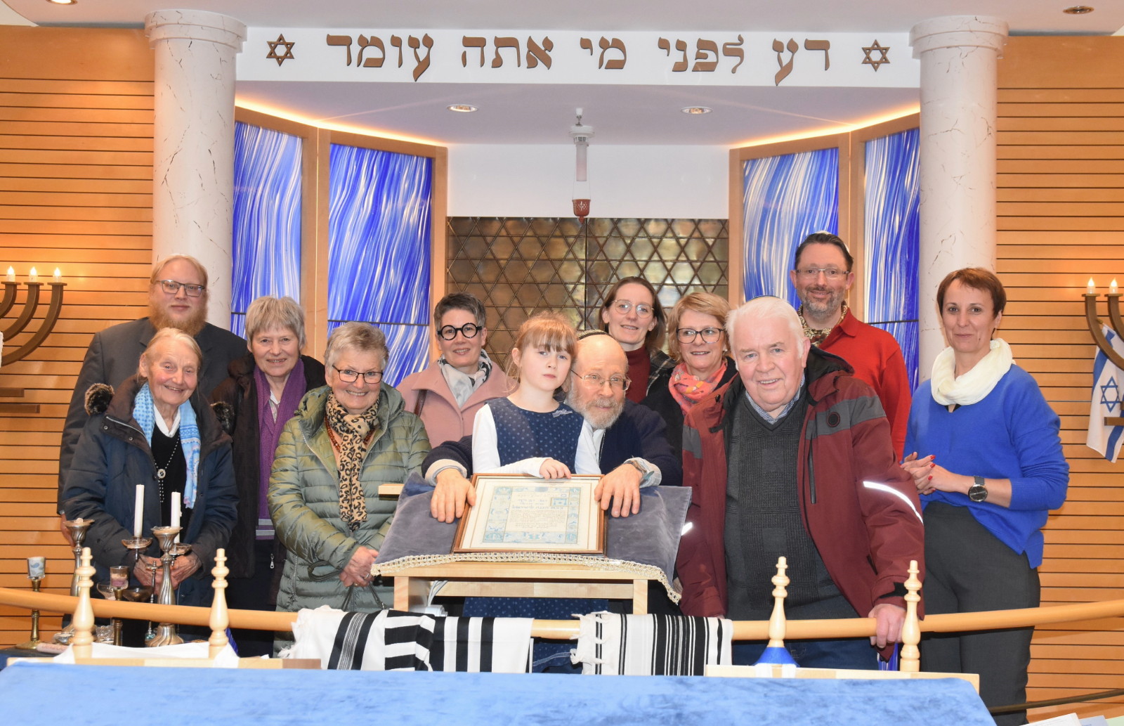 Blick in den Synagogenraum der Budge-Stiftung. Die Gäste aus dem Büdinger Land mit Rabbiner Steiman und seiner kleinen Tochter.