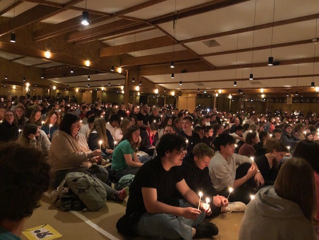 Gruppe von Jugendlichen mit vielen Kerzen in einem Gottesdienst