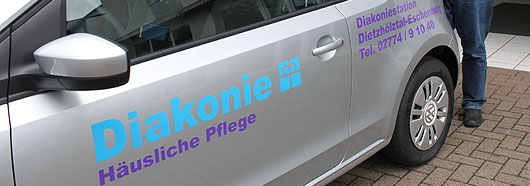Ein Auto der Diakonie ist von der Seite zu sehen.