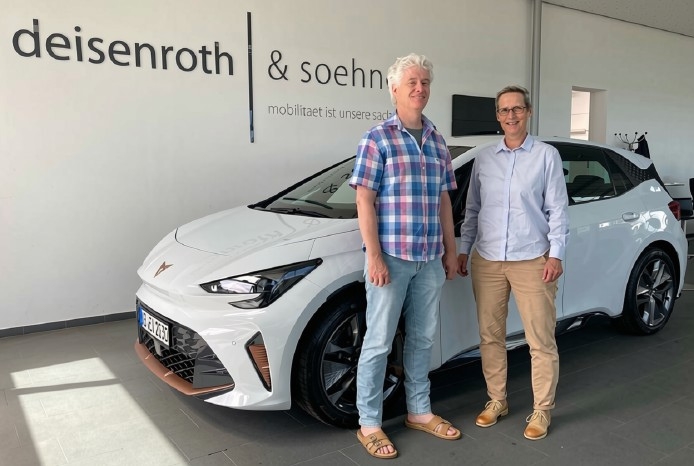 E-Auto für NBR Am Vogelsberger Himmelborn Frank Hammel und Susanne Svoboda stehen vor dem neuen E-Auto.