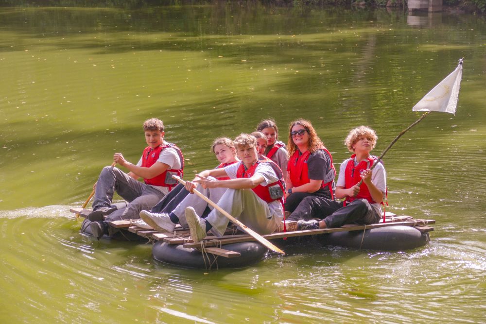 Nach erfolgreichem Floßbau: Es schwimmt!