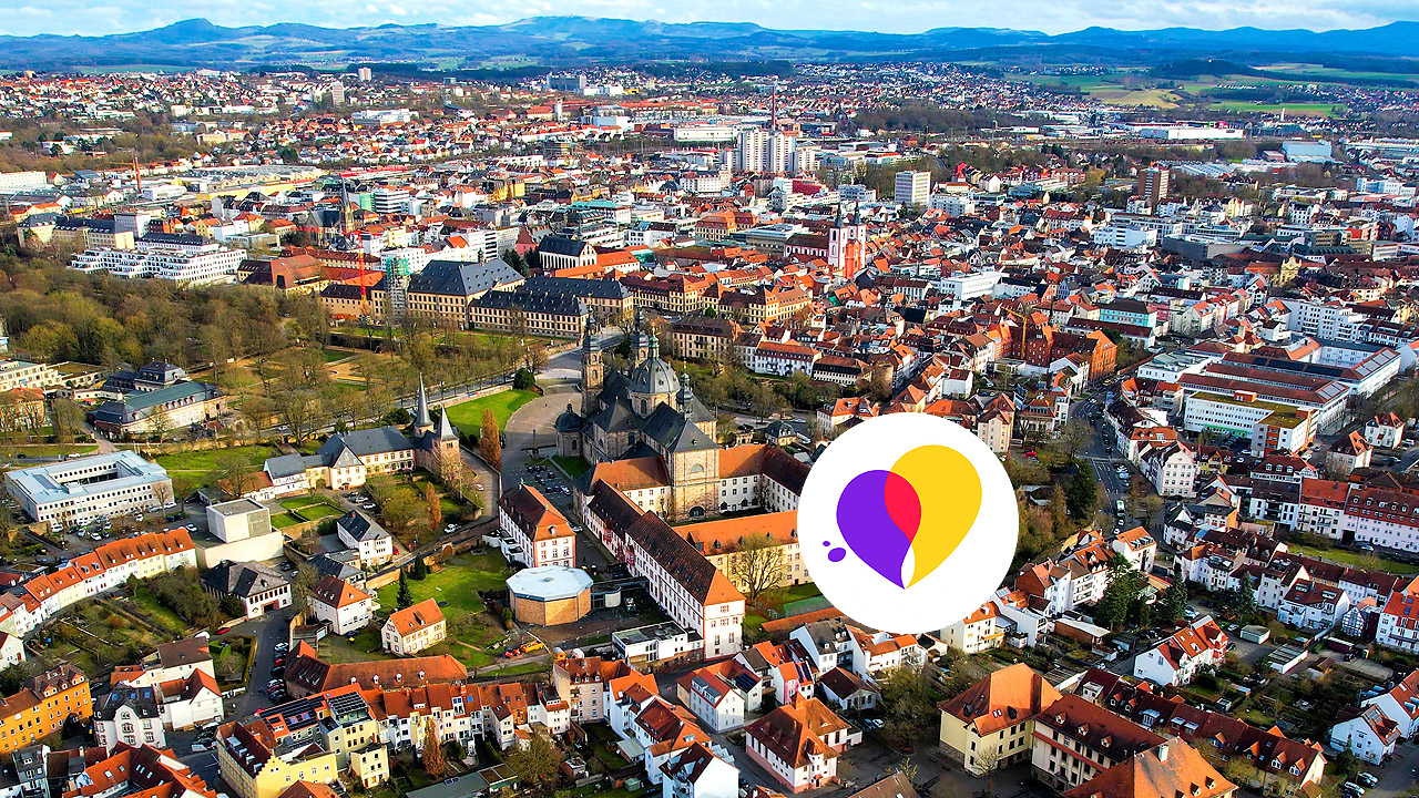 Fulda Fulda - Blick von oben, Häuser, Dom, Stadtschloss sowie Herzlogo für evangelisches Programm