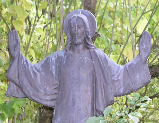 Metallene Skulptur, die Jesus Christus ab Bauchhöhe darstellt. Er hat die Hände zum Segen erhoben