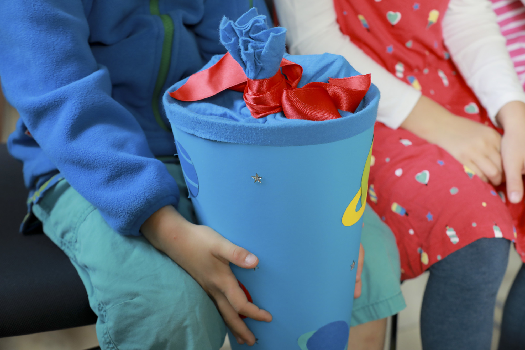 Nahaufnahme: Kind mit Schultüte im Gottesdienst.