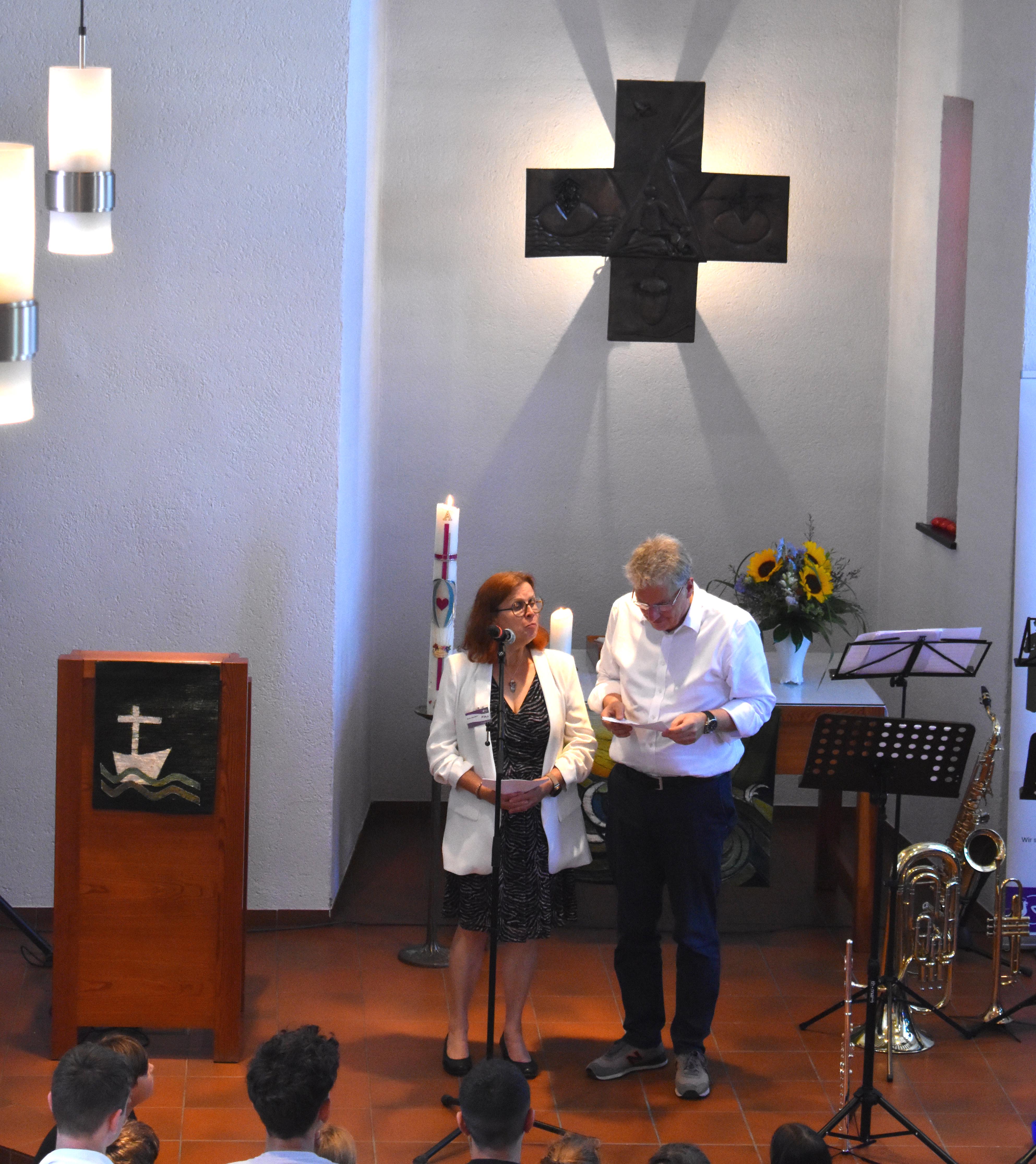 Erika Neudert und Martin Annighöfer begrüßten die Gottesdienstbesucher