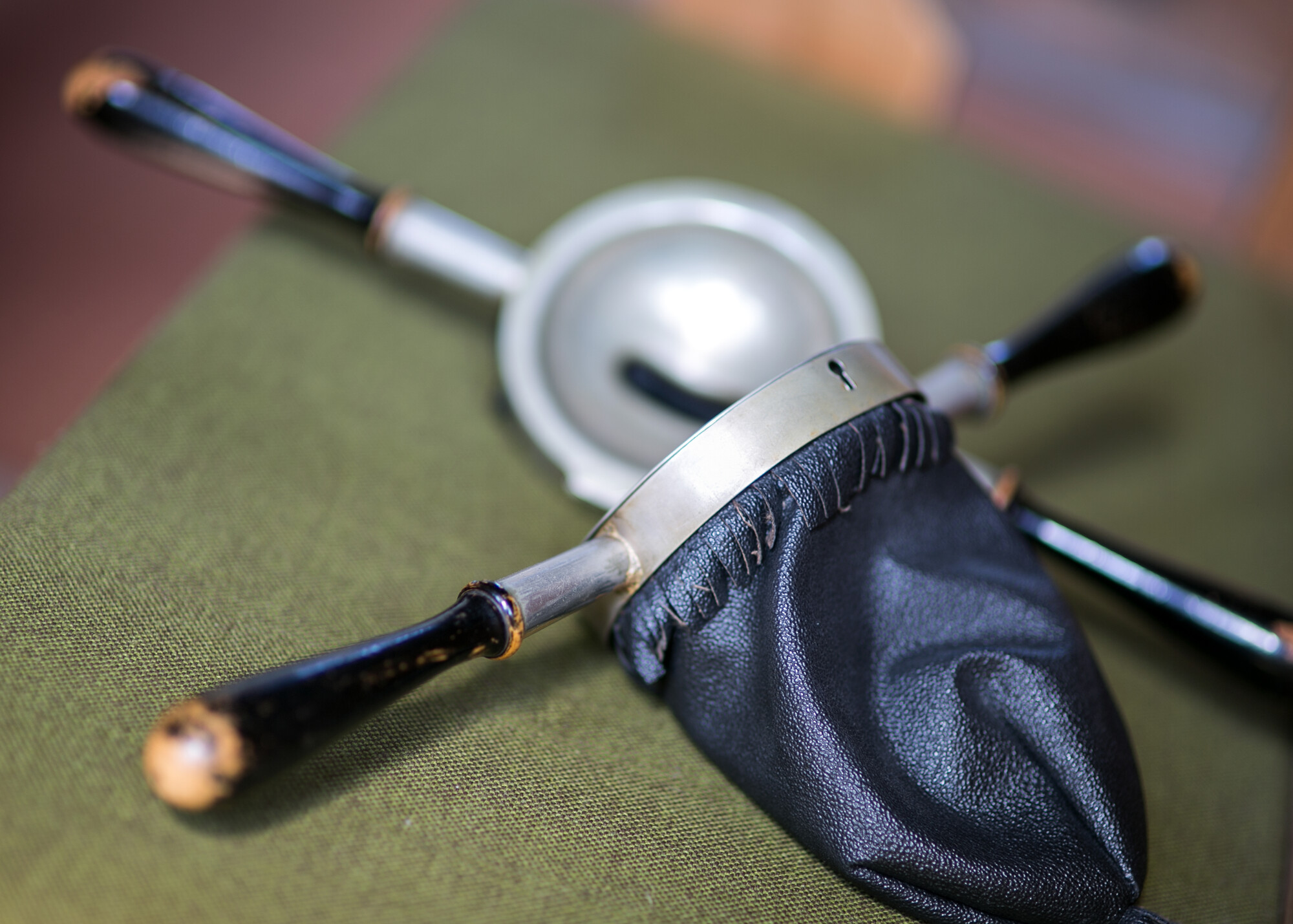 Zwei Klingelbeutel mit Griffen zum Sammeln von Geldspenden in Kirchenreihen