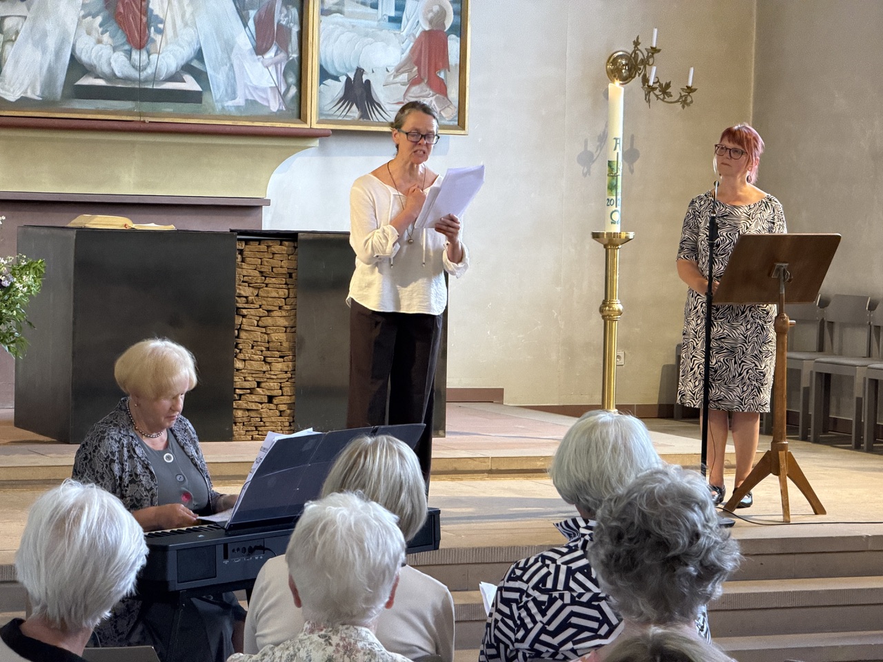 eine Frau  trägt Frauengedichte der Welt in der Bergkirche Worms-Hochheim vor