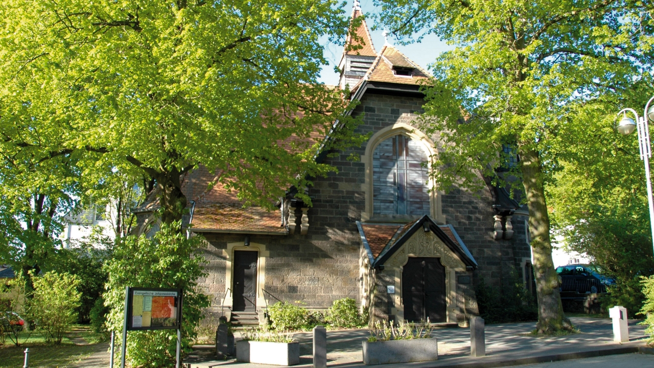 Kirche inmitten von Bäumen