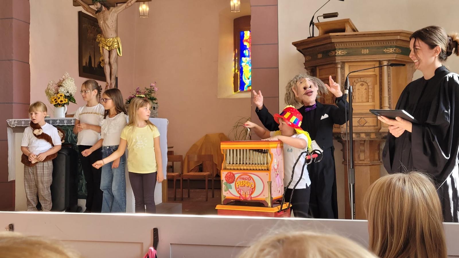 Kinder gestalten gemeinsam kreativ den Gottesdienst.