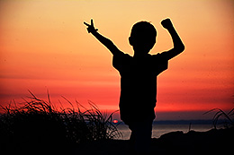 Kind im Sonnenuntergang