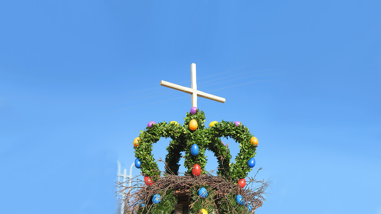 Krone eines Osterbrunnens Krone eines Osterbrunnens mit bunten Eiern