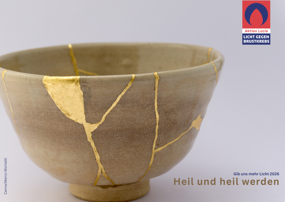 Nahaufnahme einer beigefarbenen Keramikschale, deren Bruchstellen nach der japanischen Kintsugi-Technik mit goldfarbenen Linien hervorgehoben sind. Rechts oben das Logo „Aktion Lucia – Licht gegen Brustkrebs“, darunter der Titel „Heil und heil werden – Gib uns mehr Licht 2026“.