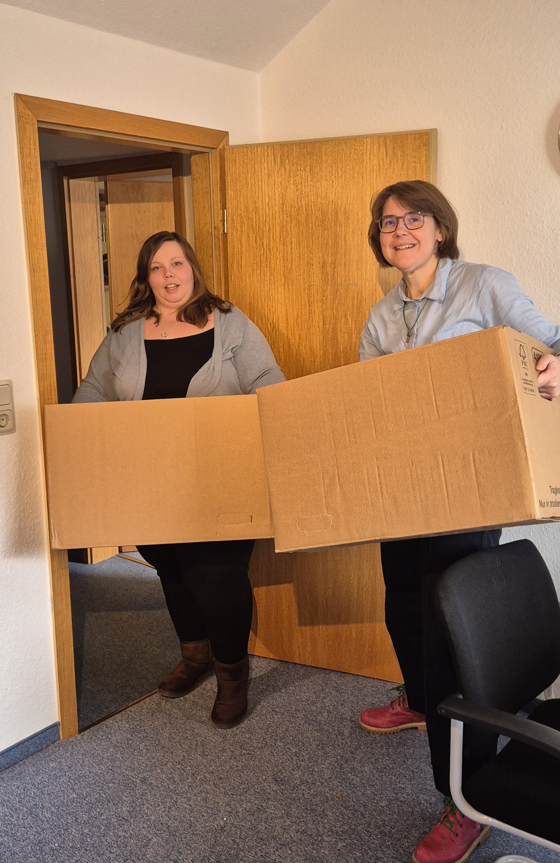 MAV Umzug MAV-Vorsitzende Dorel Schiel (links), und Stellvertretende Vorsitzende Frauke Bannick