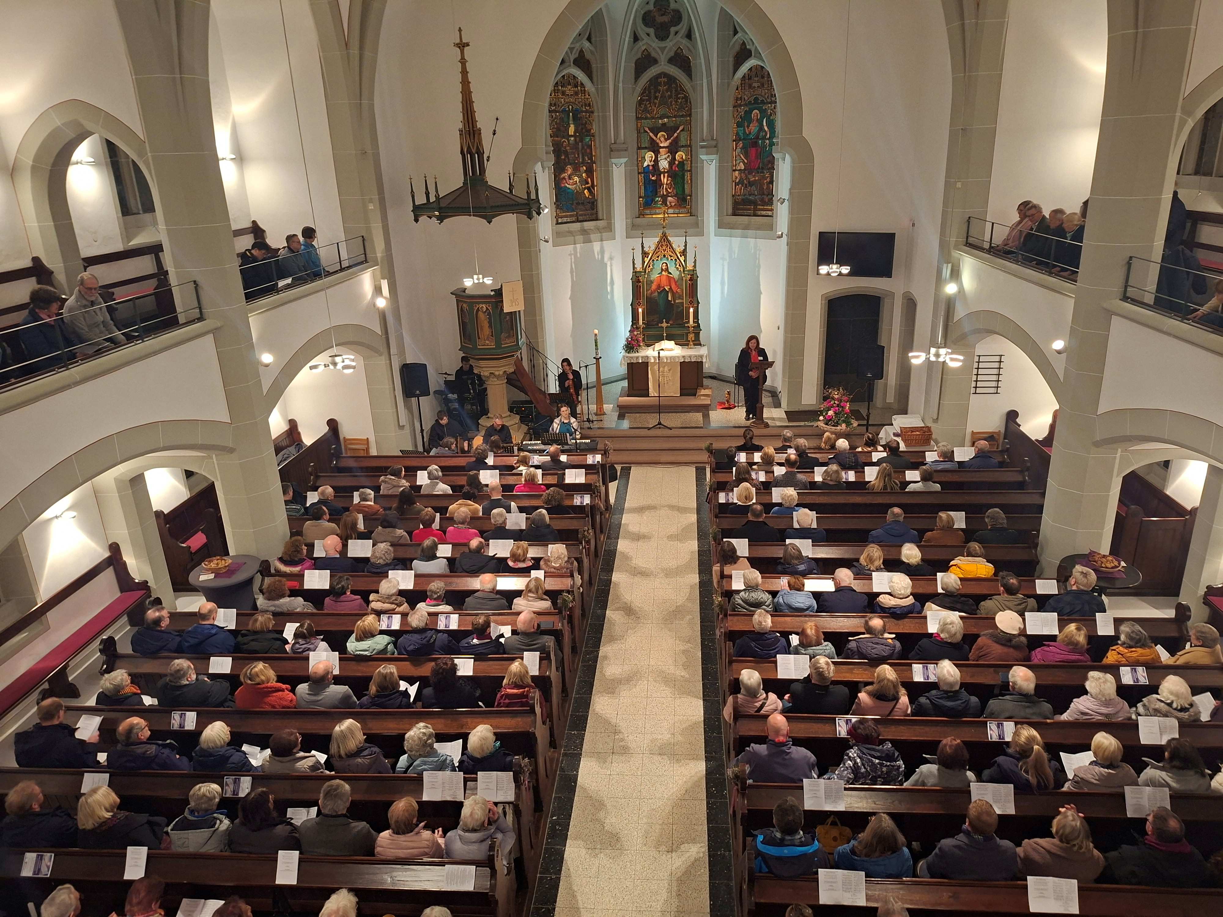 Im vollbesetzten Delkenheimer „Ländchesdom“ wurde die neu gegründete Gesamtkirchengemeinde gefeiert.