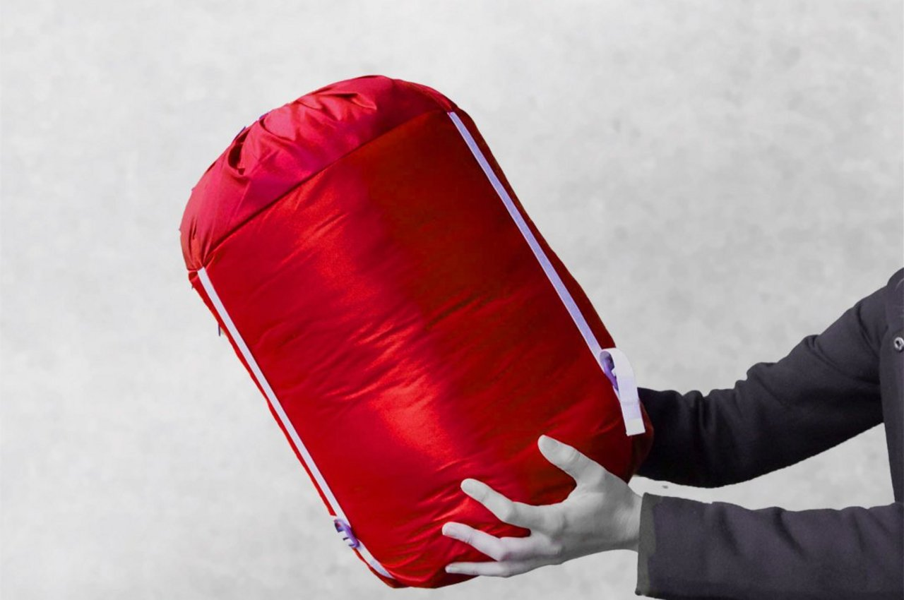 Ein roter Schlafsack wird überreicht