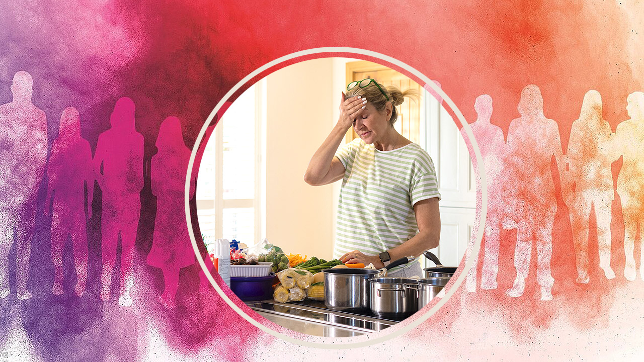 Eine Frau hält sich am Kopf, weil sie beim Kochen eine Zutat vergessen hat