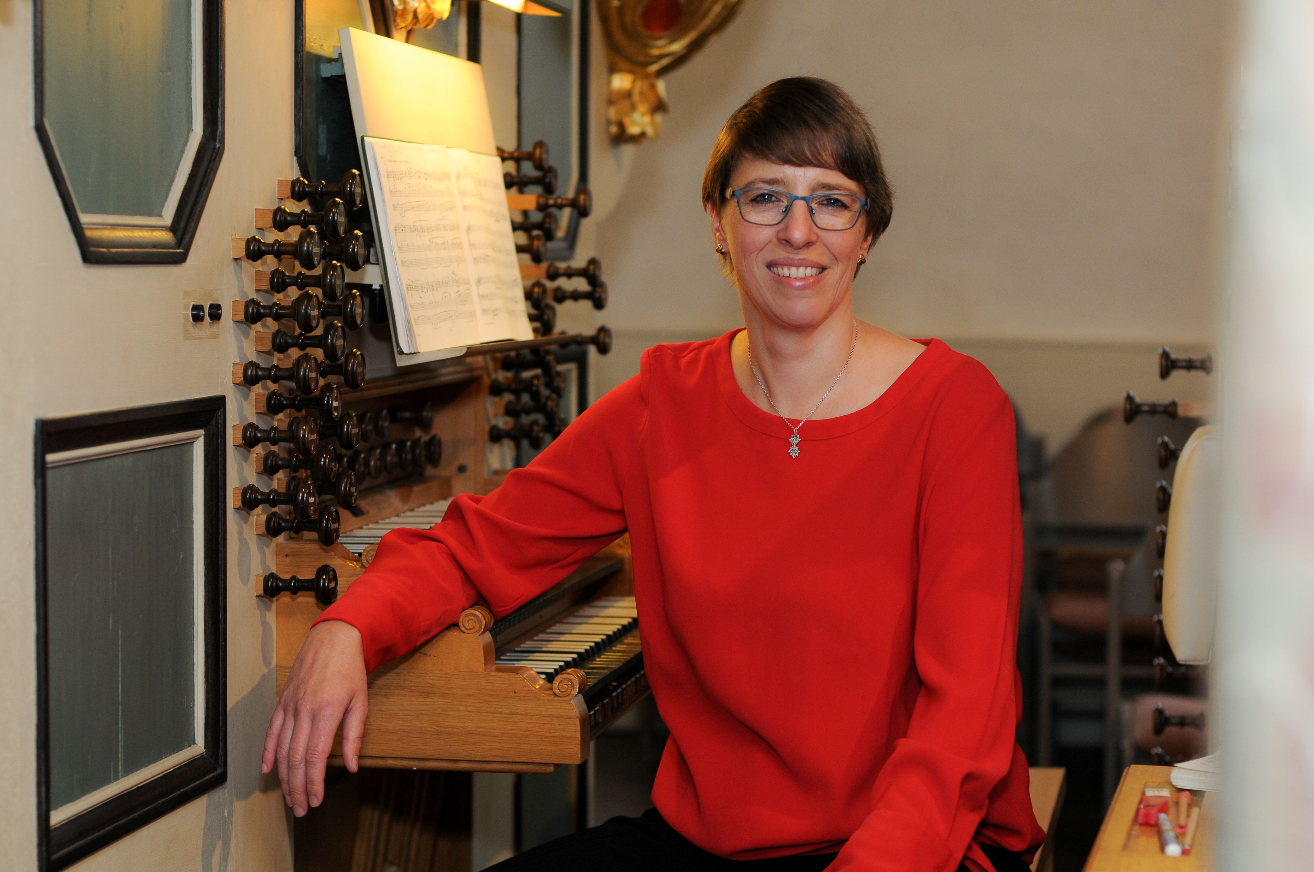 Petra Denker an der Oberlinger Orgel