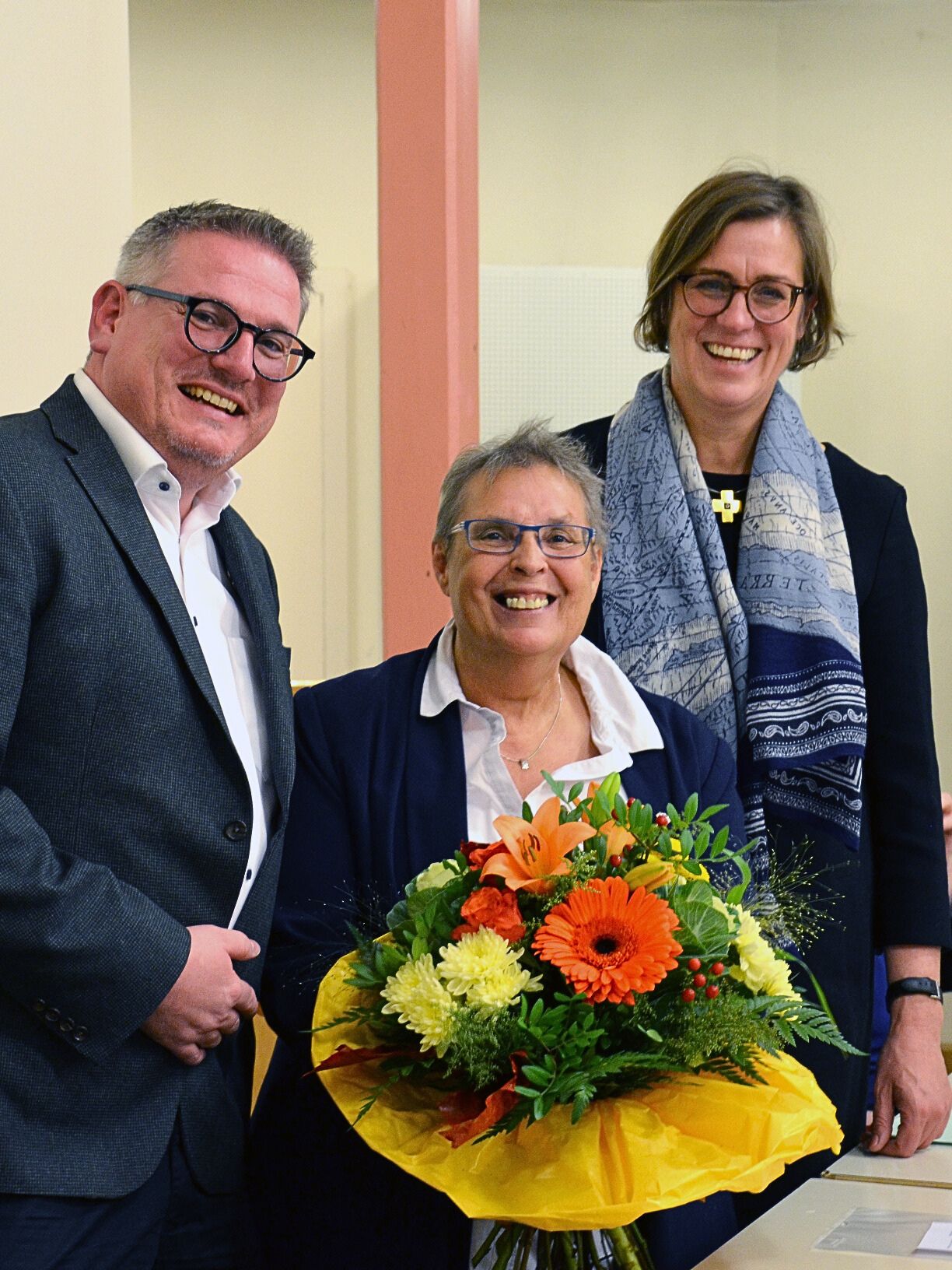 Mit Dekanin Jutta Herbert (Mitte) freuen sich Dekanatspräses Alexander Ebert und Pröpstin Henriette Crüwell über die Wiederwahl.