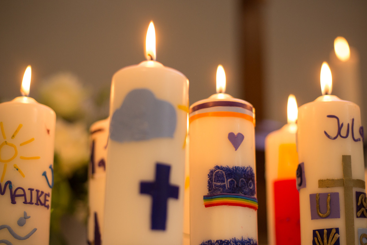 Das Bild zeigt einige brennende Kerzen