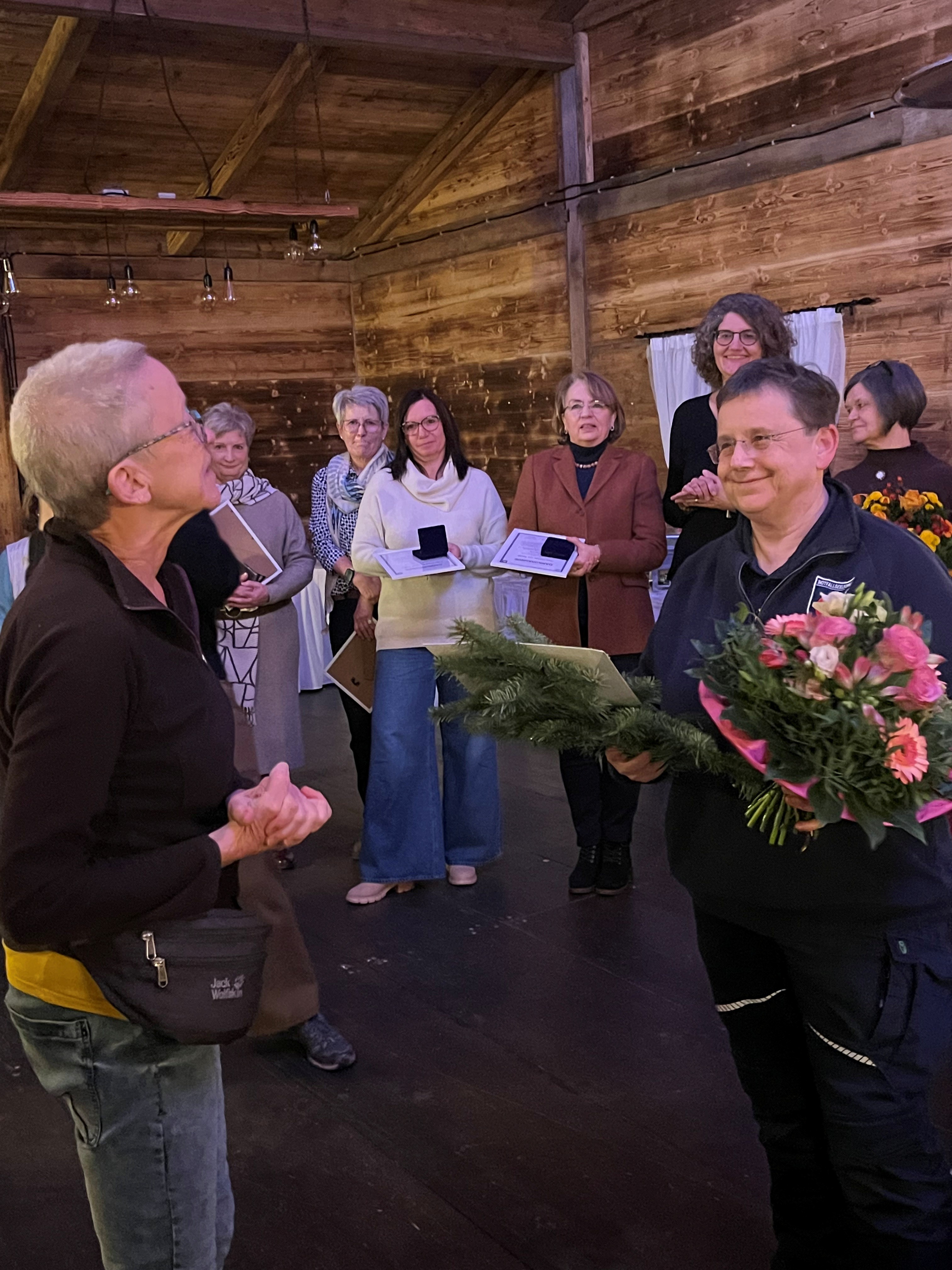 Ehrenamtliche in der Notfallseelsorge bei ihrer Ehrung mit Pfarrerin Christine Zahradnik