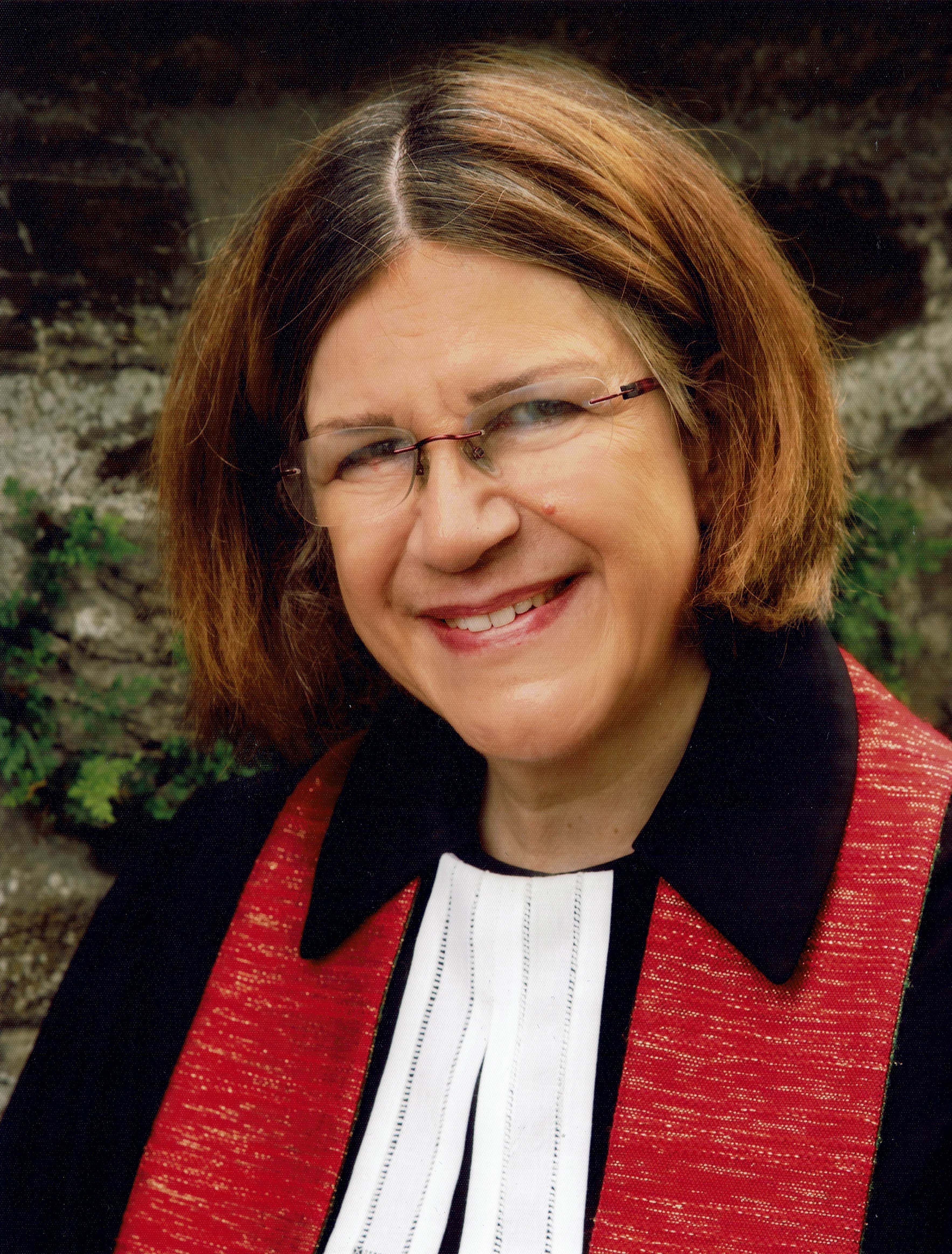 Pfarrerin Stefanie Glaser im Talar mit roter Stola