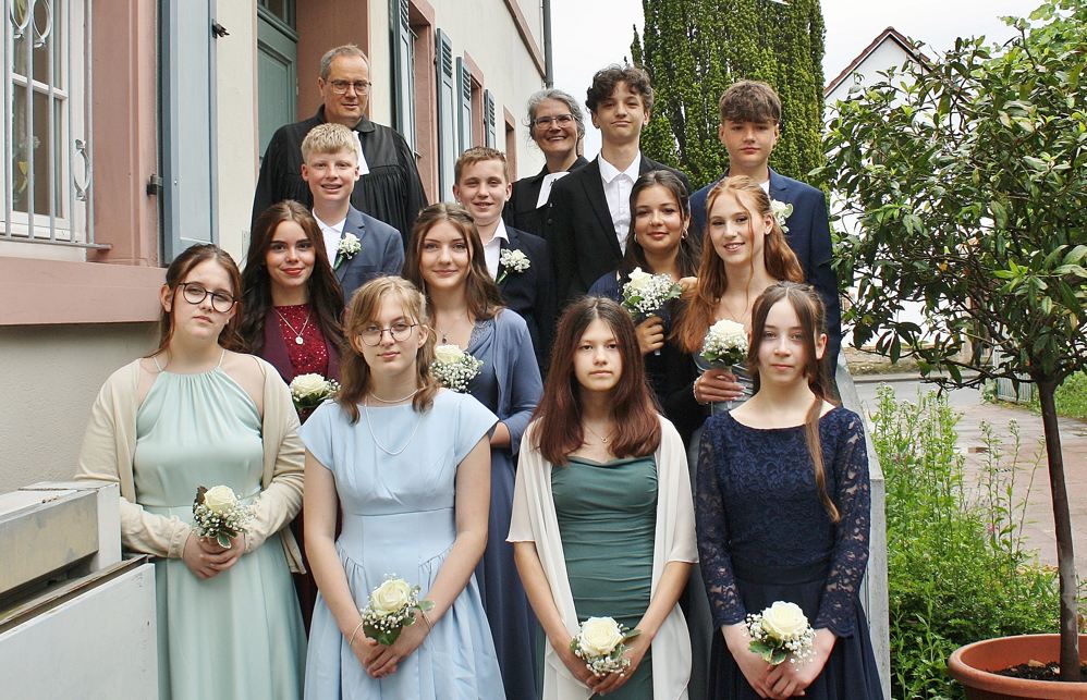 Das Bild zeigt die beiden Babenhäuser Pfarrer mit den Konfirmandinnen und Konfirmanden.