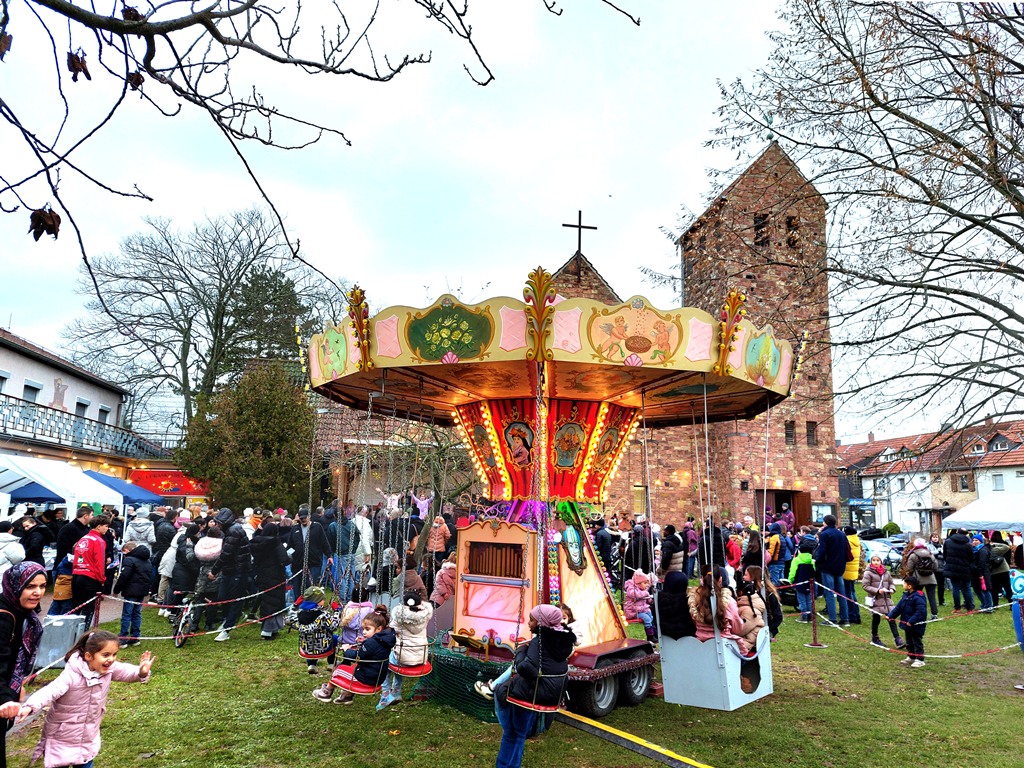 Zahlreiche Besucherinnen und Besucher kamen am Nikolaustag zum 33. Weihnachtsmarkt im Wormser Nordend.