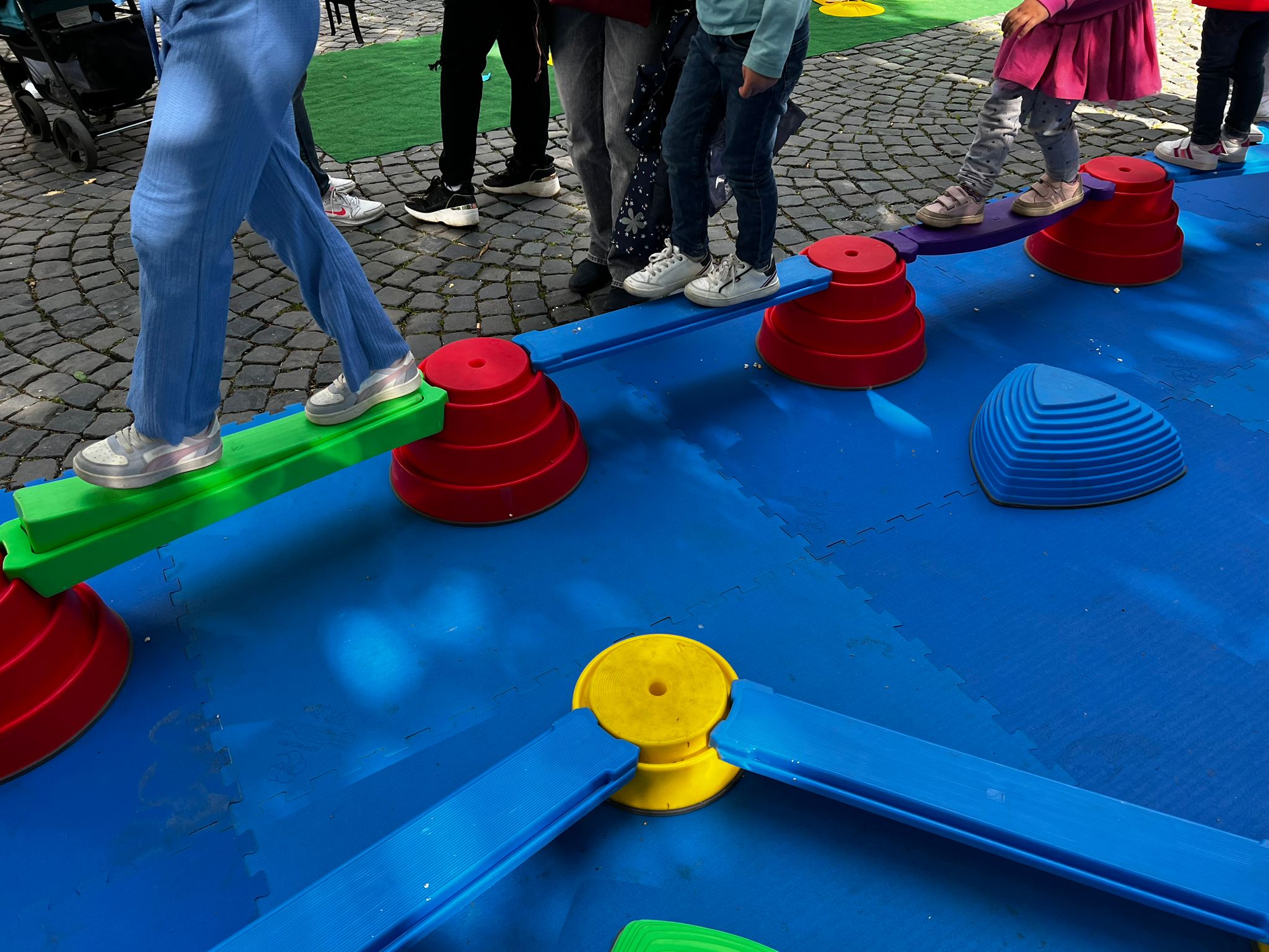 Kinder laufen über einen Balance-Parkour
