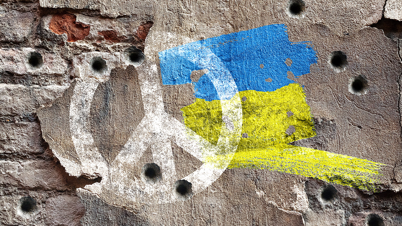 Peace-Zeichen und gelb-blaue Farben der Ukraine auf einer zerlöcherten Wand