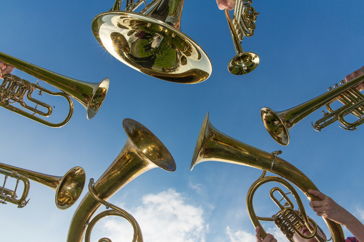 Sieben ringförmig angeordnete Blasinstrumente aus der Froschperspektive