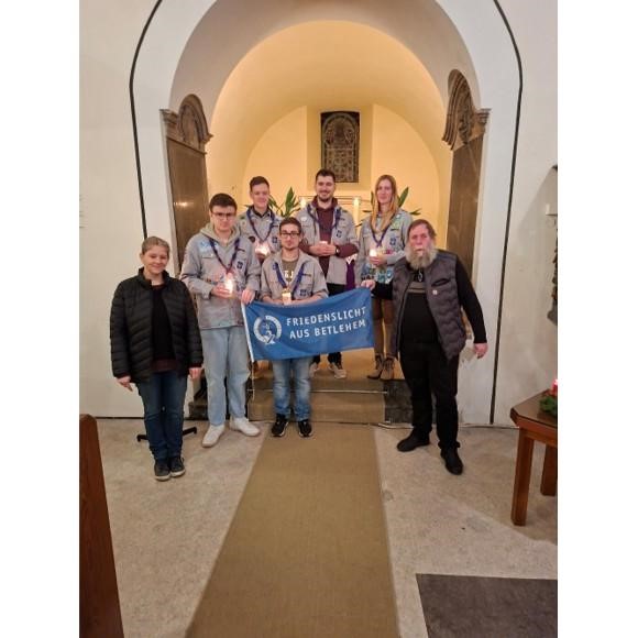 Mitglieder des Pfadfinderstammes Johann Friedrich Oberlin“ im VCP Weilmünster holen traditionell das „Friedenslicht von Betlehem“ ab und bringen es in die Region. Mit im Bild die Weinbacher Pfarrerin Christine Lindemann und Pfarrer Ulrich Finger