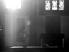 Altar mit schwarzer Decke, Holzkreuz und zwei Steinen