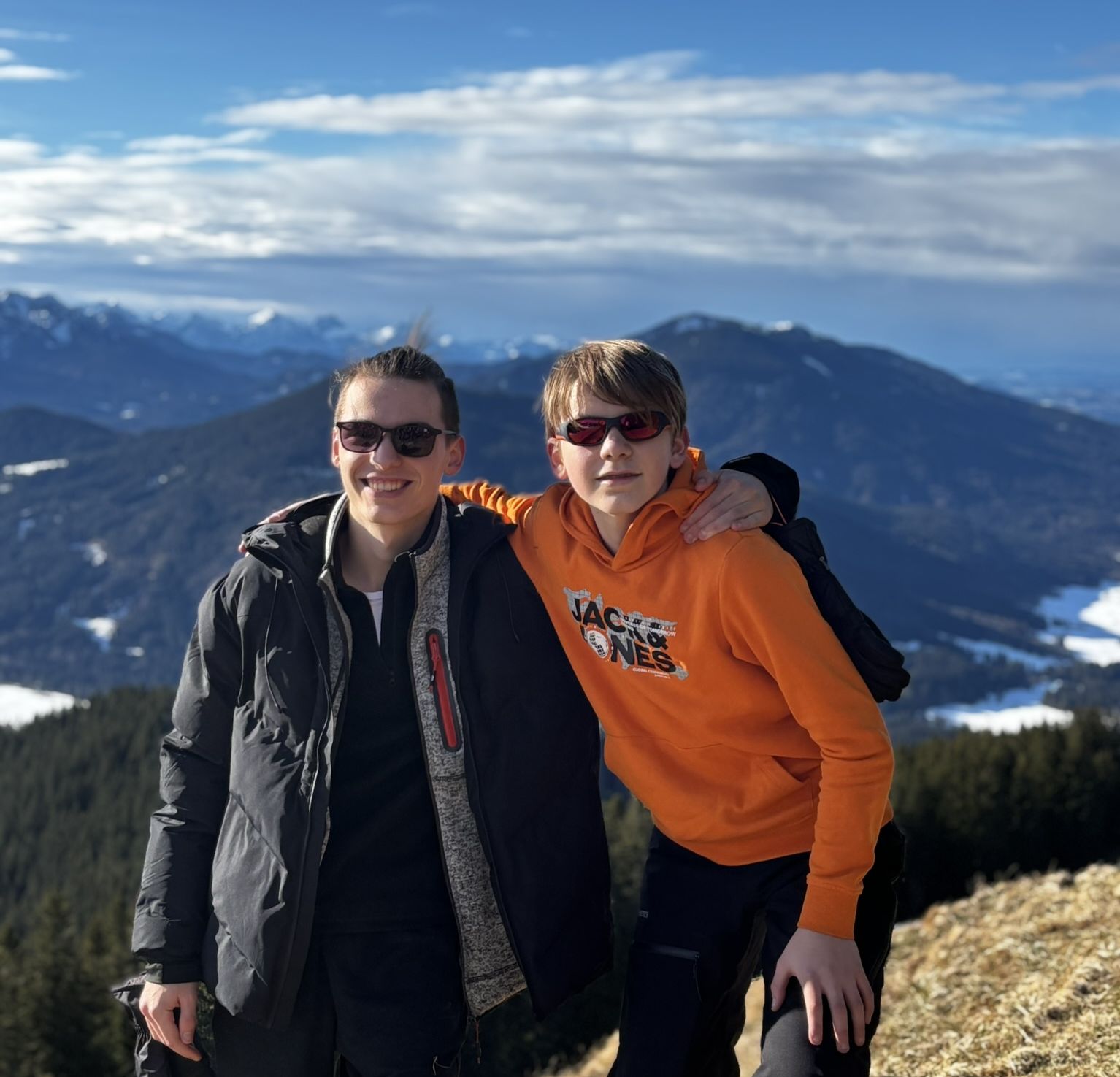 Jugendliche posieren vor den Ammergauer Alpenpanorama